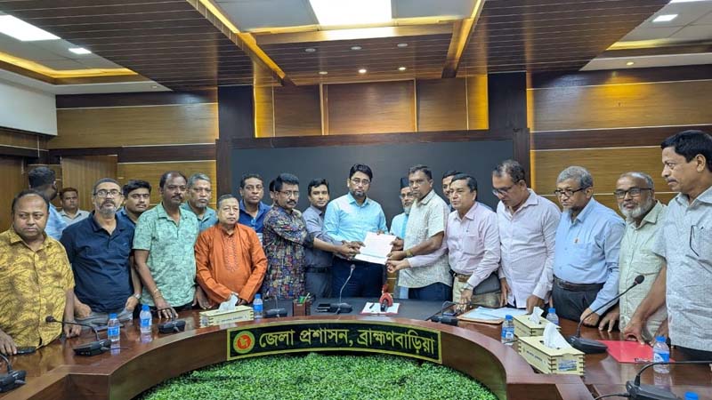 ব্রাহ্মণবাড়িয়ায় স্বরাষ্ট্র উপদেষ্টার কাছে সাংবাদিকদের স্মারকলিপি